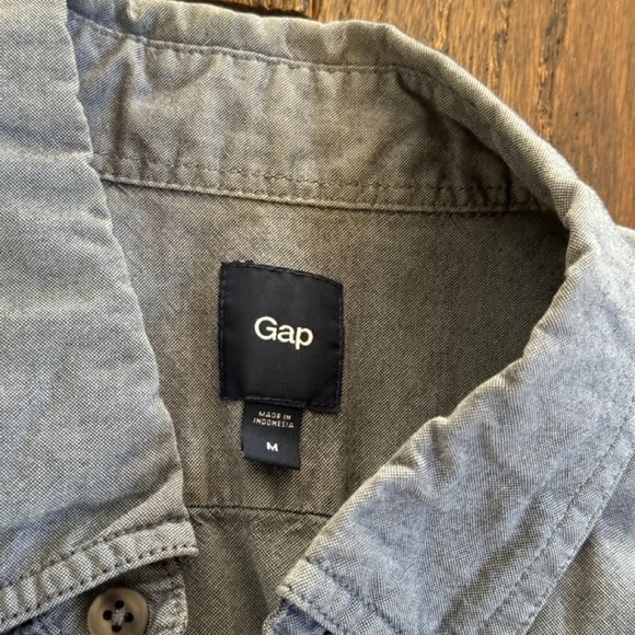 GAP short sleeve button down - Picture 2 of 2